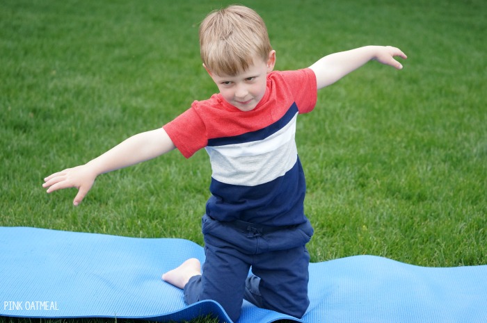 Quelles façons amusantes d'incorporer le mouvement dans un thème d'insectes !  J'adore le fait que ces poses de yoga pour enfants soient toutes sur le thème des insectes, des insectes ou des chenilles effrayantes.  Idéal pour la motricité globale, les activités préscolaires, les activités de la maternelle et au-delà !