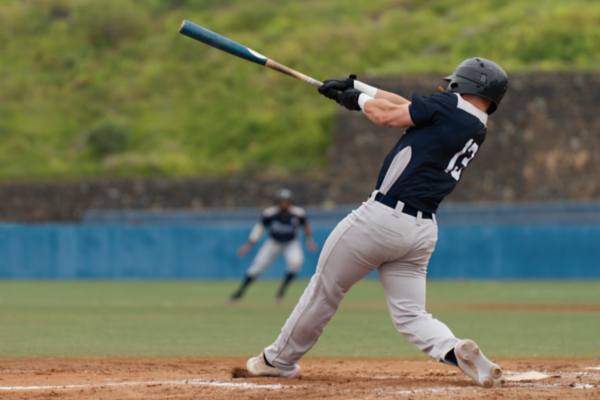 joueur de baseball balançant la batte 