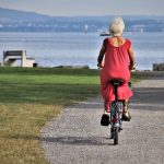 Un senior fait du vélo vers l'océan