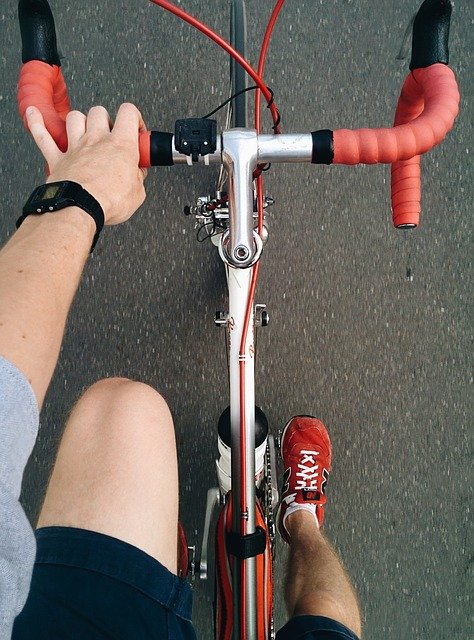 une main se tend vers le guidon d'un vélo