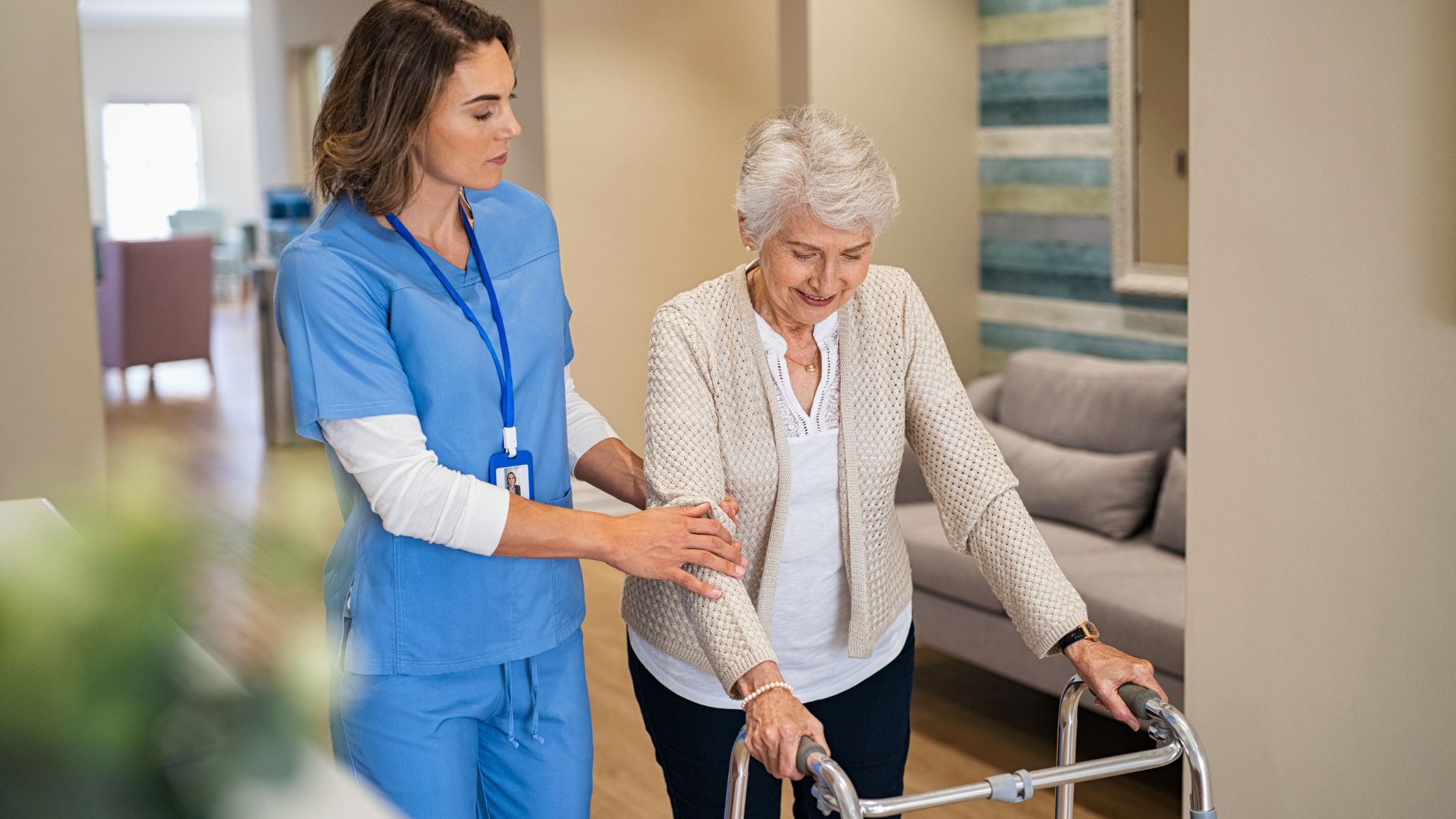 Un patient âgé assisté d'un kinésithérapeute. 